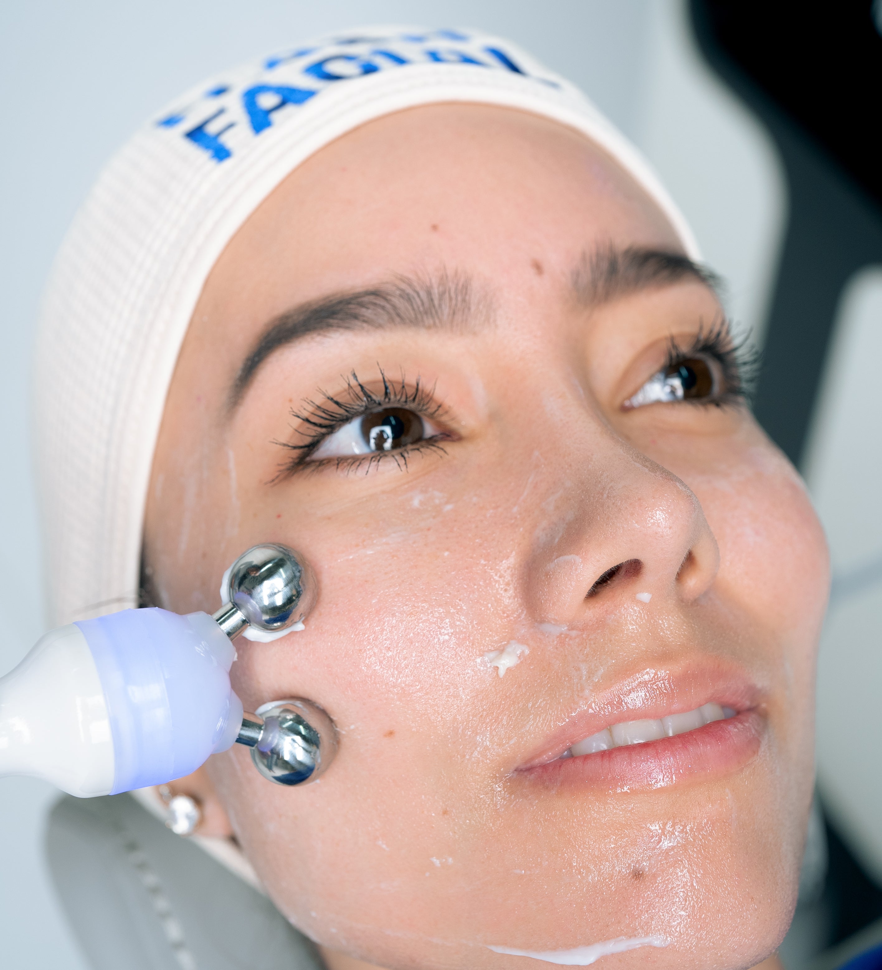 Client receiving a quick 15-minute Hydrafacial at Flash Facial in Dubai Hills Mall — AED 149 walk-in treatment, no booking required