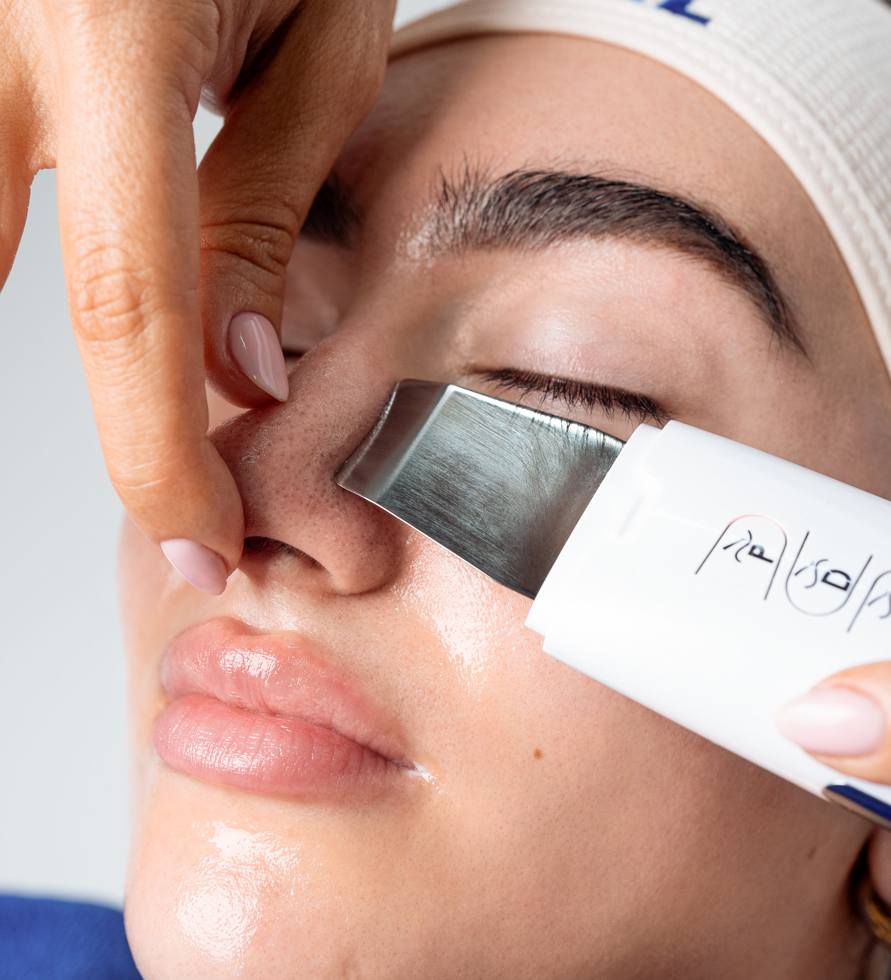 Client receiving a quick 15-minute Hydrafacial at Flash Facial in Dubai Hills Mall — AED 149 walk-in treatment, no booking required