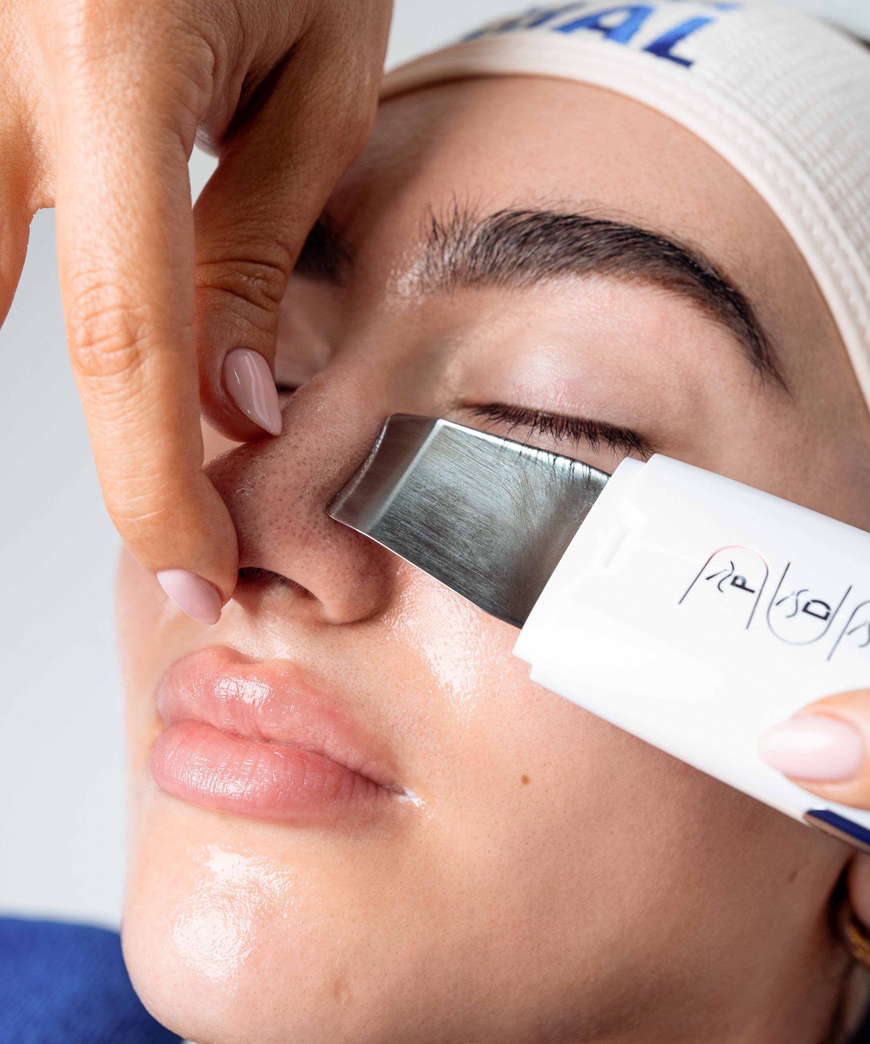 Client receiving a quick 15-minute Hydrafacial at Flash Facial in Dubai Hills Mall — AED 149 walk-in treatment, no booking required