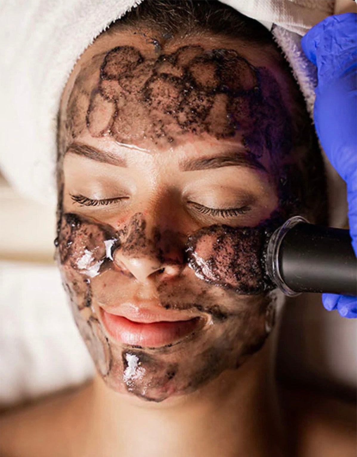 Client receiving a quick 15-minute Hydrafacial at Flash Facial in Dubai Hills Mall — AED 149 walk-in treatment, no booking required