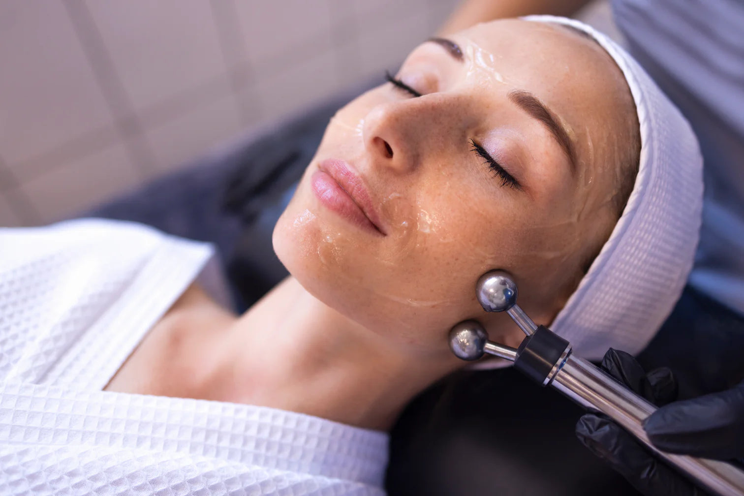 Client receiving a quick 15-minute Hydrafacial at Flash Facial in Dubai Hills Mall — AED 149 walk-in treatment, no booking required