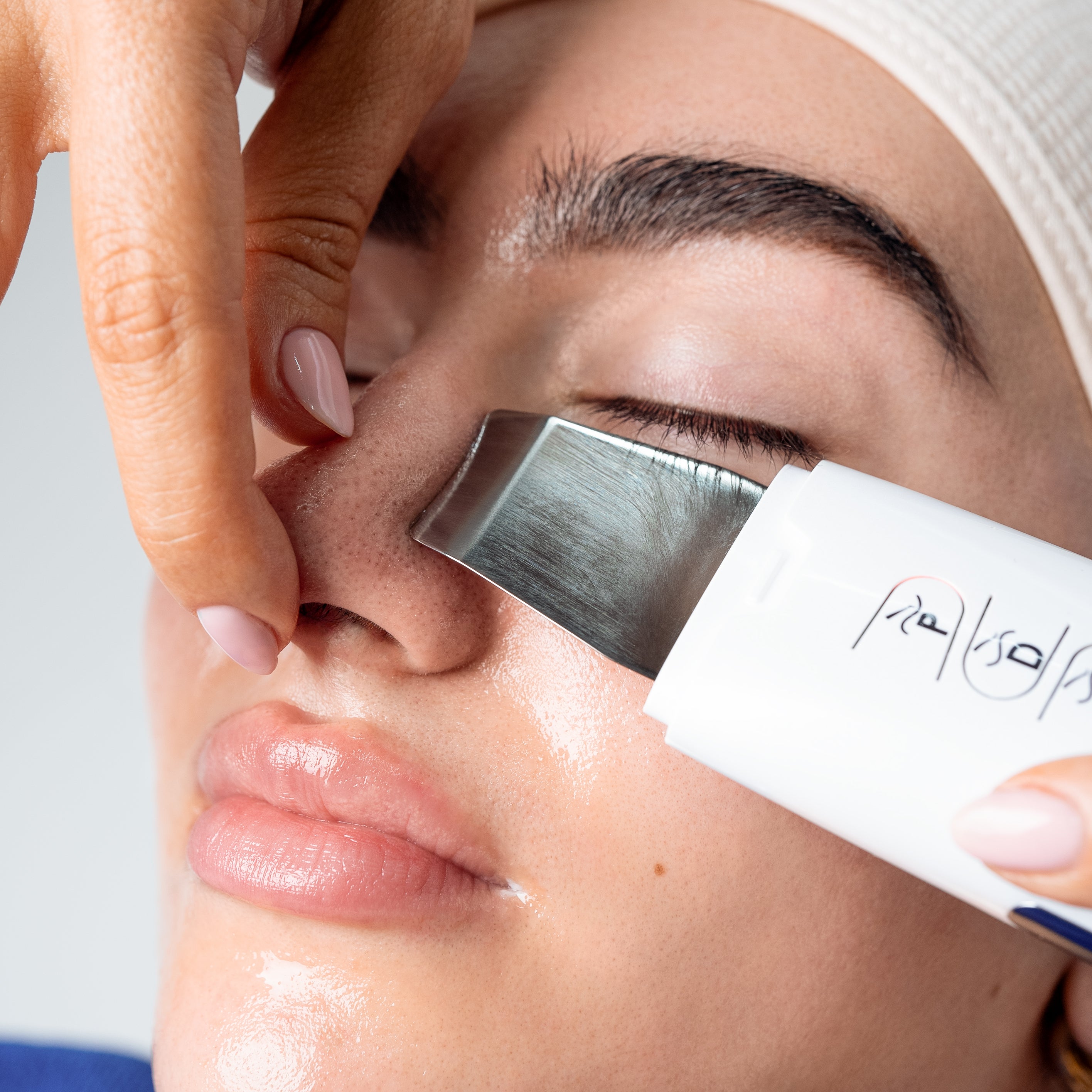 Client receiving a quick 15-minute Hydrafacial at Flash Facial in Dubai Hills Mall — AED 149 walk-in treatment, no booking required