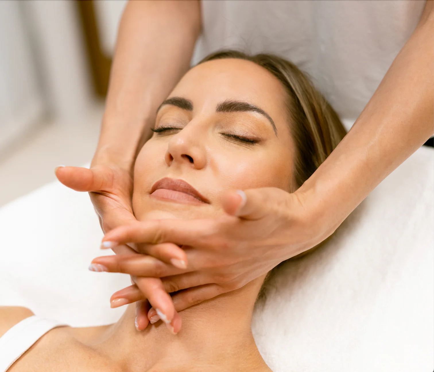 Client receiving a quick 15-minute Hydrafacial at Flash Facial in Dubai Hills Mall — AED 149 walk-in treatment, no booking required